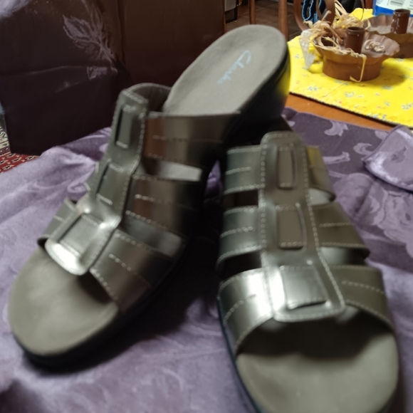 CLARKS - Picture 4 of 9